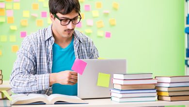 ragazzo che studia per gli esami di maturità