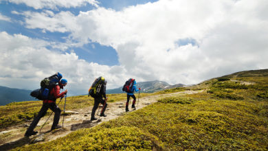 uomini che salgono in alta quota senza avvertire il mal di montagna