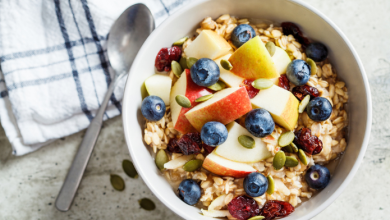 una overnight oats a base di avena e frutta fresca per fare colazione