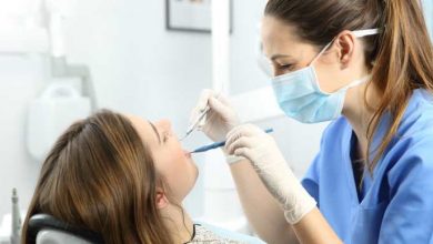 una adolescente dal dentista