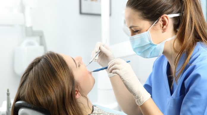 una adolescente dal dentista