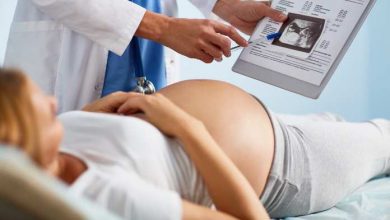 una donna incinta durante una visita ginecologica