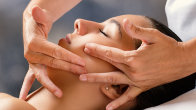 facialist che massaggia viso di una donna