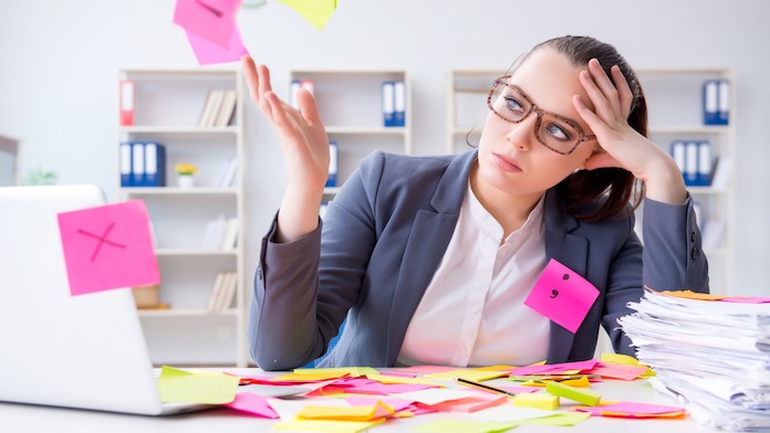 una donna piena di impegna che procrastina