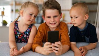 bambini con uno smartphone