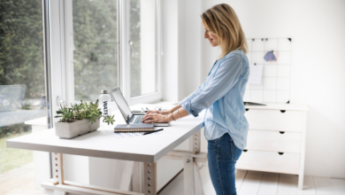 donna che lavora a uno standing desk