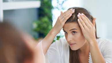 Ragazza si controlla allo specchio il cuoio capelluto